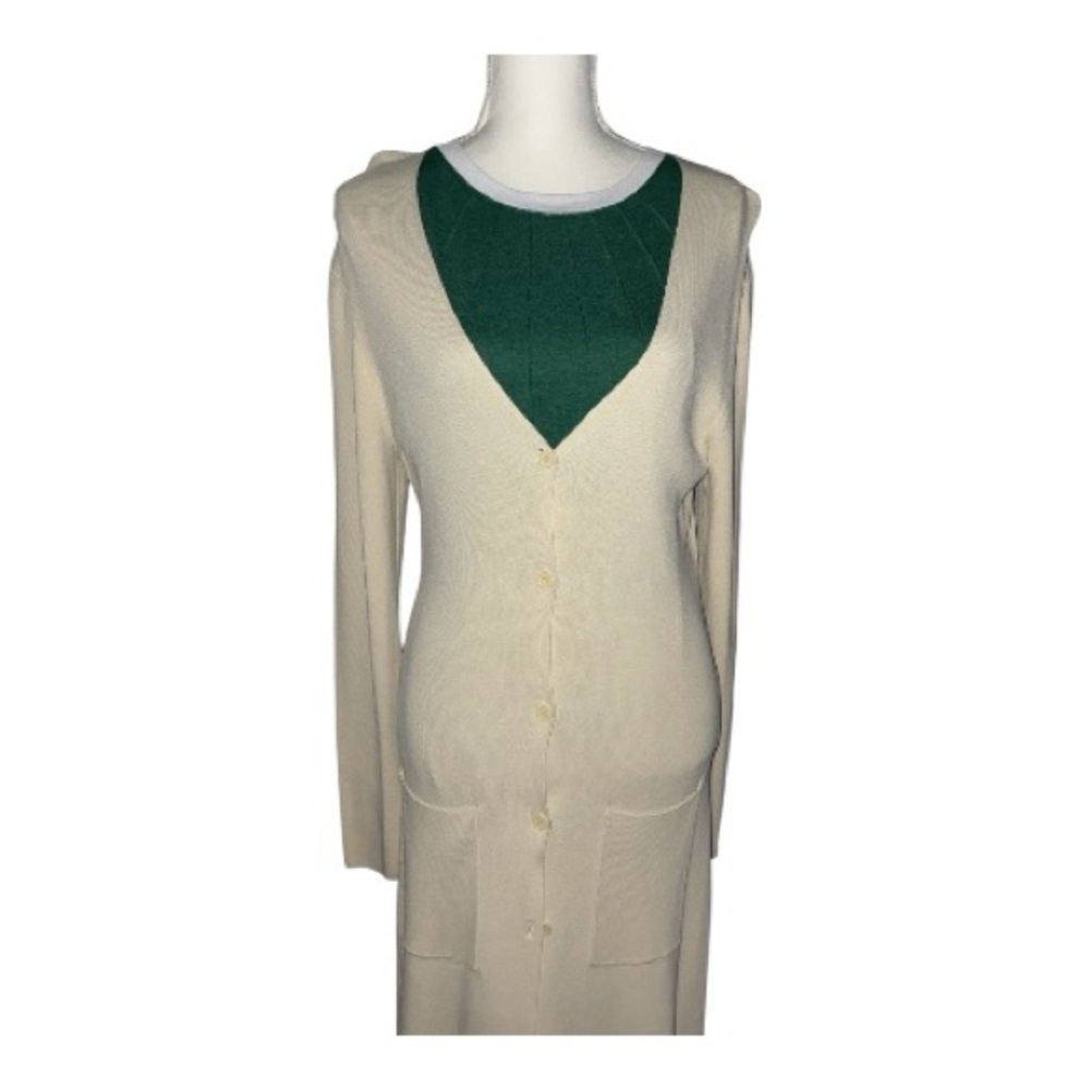 Woman’s Max Studio long sleeves cardigan buttons in front in a cream color